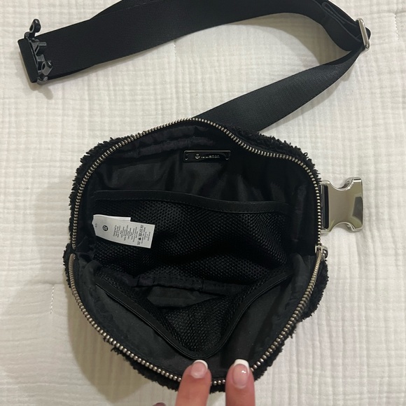 Everywhere Belt Bag Lululemon - black fuzzy - Picture 4 of 5